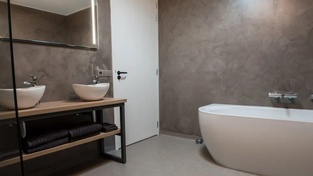 Badkamer met betonlook-wanden aan de Laurierweg in Leidsche Rijn