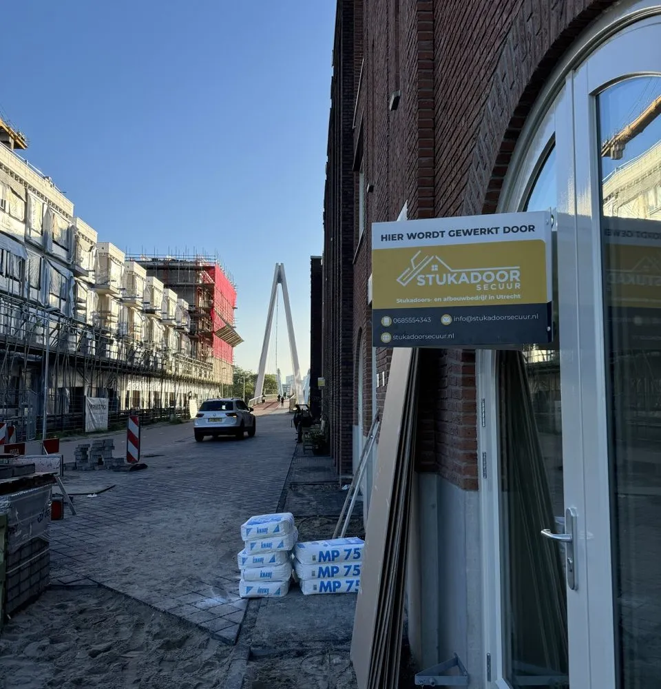 Bouwbord van Stukadoor Secuur bij een nieuwbouwproject