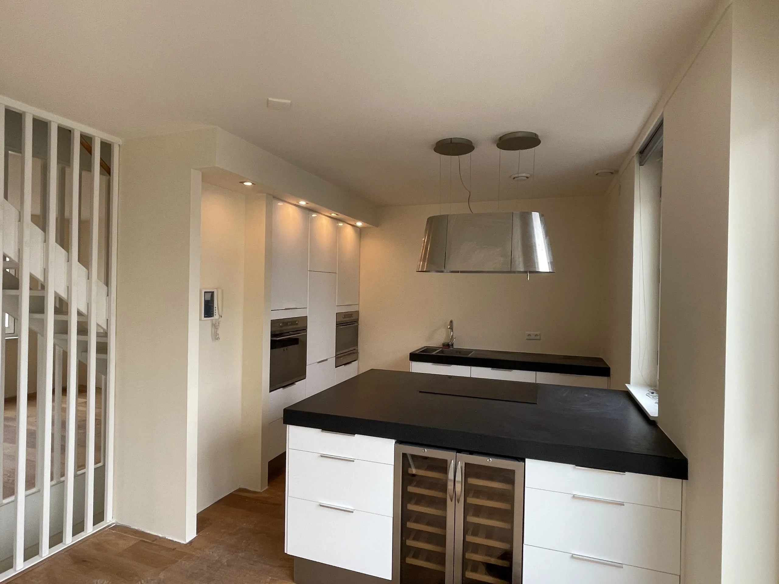 Strak afgewerkte wanden en plafond in een keuken