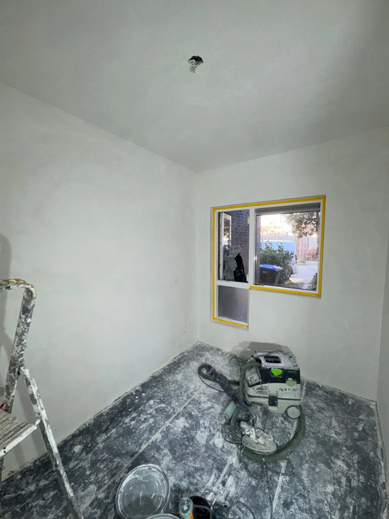 Kamer na het stucen en schuren, klaar om te sauzen